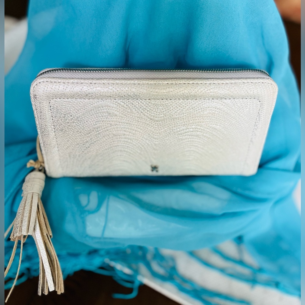NWT HOBO Nila Large Zip Around.Silver/white. 100% Genuine Leather.New with tag